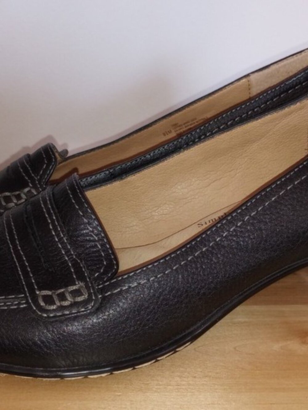 Women's black leather low-heeled loafers by Softspots size 8,5
